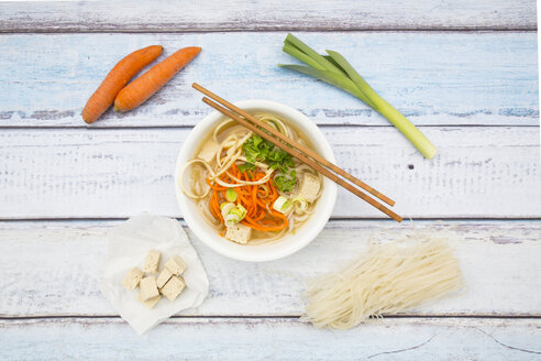 Schüssel Miso-Suppe mit Bio-Tofu, Karottennudeln, Pastinake, Lauch, Glasnudeln und Petersilie - LVF05705