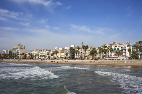 Spanien, Katalonien, Sitges, Küstenstadt und Strand am Mittelmeer, lizenzfreies Stockfoto