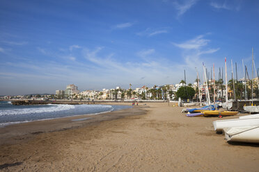 Spanien, Katalonien, Sitges, Küstenstadt und Strand am Mittelmeer - ABOF00140