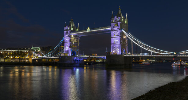 UK, London, Tower Bridge bei Nacht - MPAF00110
