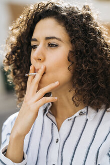 Porträt einer rauchenden jungen Frau - KKAF00168