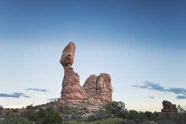 USA, Utah, Arches-Nationalpark, Balanced Rock zur Blauen Stunde - EPF00191