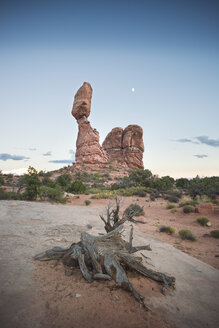 USA, Utah, Arches-Nationalpark, Balanced Rock zur Blauen Stunde - EPF00192