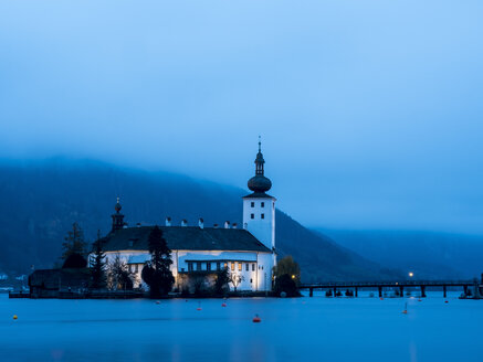 Österreich, Salzkammergut, Gmunden, Schloss Ort im Traunsee bei Nacht - EJW00812