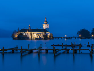 Österreich, Salzkammergut, Gmunden, Schloss Ort im Traunsee bei Nacht - EJW00813