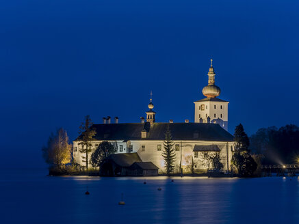 Österreich, Salzkammergut, Gmunden, Schloss Ort im Traunsee bei Nacht - EJW00814
