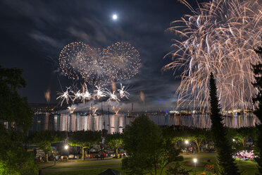 Deutschland, Konstanz, Bodensee, Feuerwerk beim Seenachtsfest - SHF01912