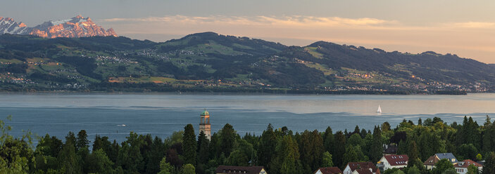 Deutschland, Lindau, Bodensee, Blick vom Hoyerberg auf Hotel Bad Schachen und Saentis - SHF01919