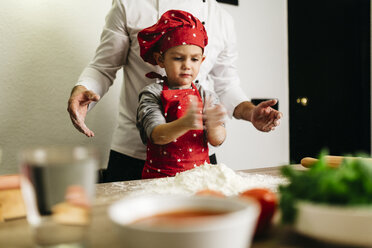 Vater und Sohn bereiten gemeinsam eine Pizza zu - JRFF01100