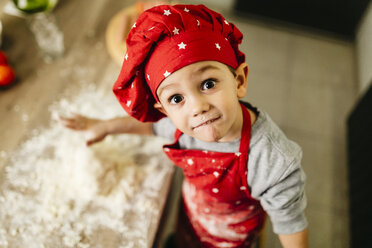 Porträt eines kleinen Jungen in der Küche - JRFF01102