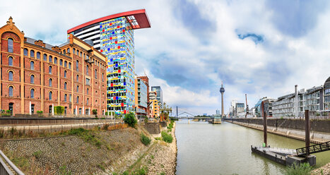 Deutschland, Düsseldorf, Blick auf den Medienhafen und den Rheinturm im Hintergrund - VT00572