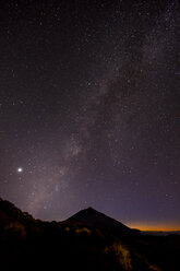 Spanien, Teneriffa, Nachtaufnahme mit Sternen und Milchstraße über dem Vulkan Teide - SIPF01160