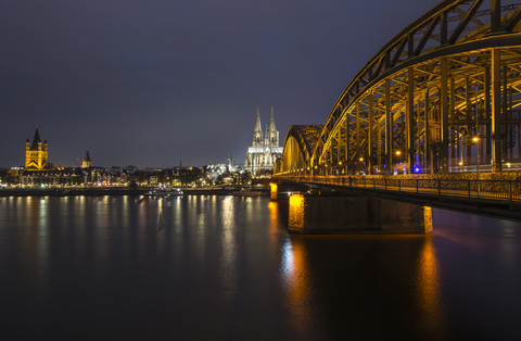 Deutschland, Köln, Blick auf Groß Sankt Martin, Kölner Dom und Hohenzollernbrücke bei Nacht, lizenzfreies Stockfoto