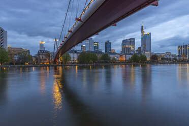 Deutschland, Frankfurt, Stadtansicht mit Holbeinsteg im Vordergrund in der Abenddämmerung - WGF01016