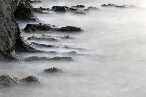 Spanien, Asturien, Nahaufnahme der Steilküste von El Silencio Gavieira bei Cudillero - DSGF01272