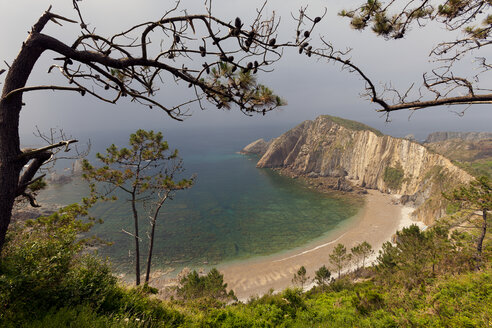 Spanien, Asturien, Die Steilküste von El Silencio Gavieira bei Cudillero - DSGF01278