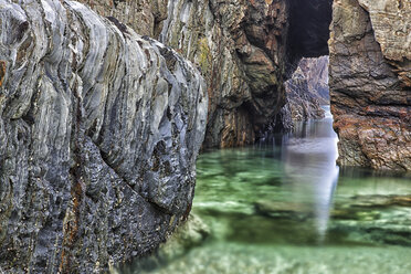 Spanien, Asturien, Die Steilküste von El Silencio Gavieira bei Cudillero - DSGF01280