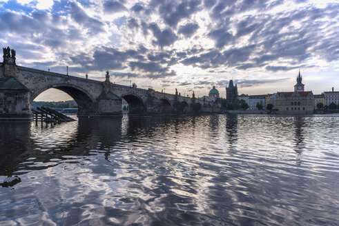 Tschechien, Prag, Blick auf die historische Stadt mit Altstädter Brückenturm und Karlsbrücke - WGF01017