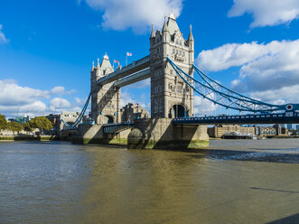 UK, London, Themse und Tower Bridge in der Morgendämmerung - AMF05134