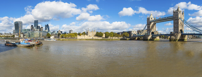 UK, London, Blick auf City of London, Themse und Tower Bridge - AMF05135