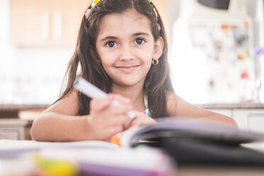 Portrait of smiling brunette girl - SIPF01163