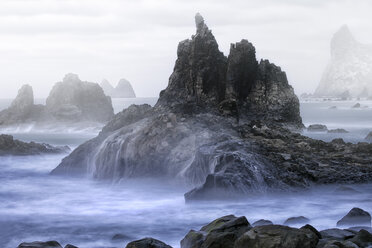 Spanien, Teneriffa, Die felsige Küste von Taganana mit den Felsformationen von Los Roques de Anaga - DSGF01288