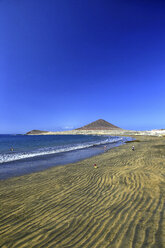 Spanien, Teneriffa, Strand El Medano mit Montana Roja in der Ferne - DSGF01301