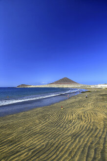 Spanien, Teneriffa, Strand El Medano mit Montana Roja in der Ferne - DSGF01301