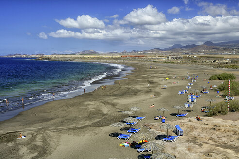 Spanien, Teneriffa, Strand El Medano mit Montana Roja in der Ferne - DSGF01302
