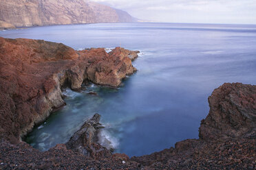 Spanien, Teneriffa, Abendlicher Blick auf die Gigantes-Klippen und das Meer - DSGF01315