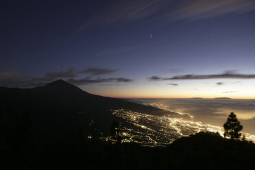 Spain, Tenerife, Orotava Valley at night and the Teide - DSGF01320