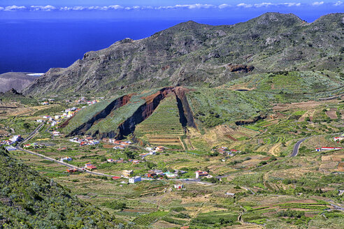 Spanien, Teneriffa, Blick in das Tal von El Palmar und auf einen Hügel, der zur Gewinnung von Mutterboden abgetragen wurde - DSGF01323