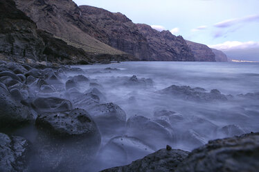 Spanien, Teneriffa, Abendlicher Blick auf die Gigantes-Klippen und das Meer - DSGF01328