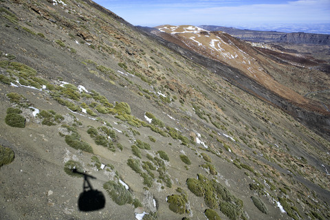 Spanien, Teneriffa, Schatten einer Seilbahn auf dem Berg Teide, lizenzfreies Stockfoto