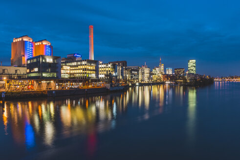 Deutschland, Frankfurt, Blick auf beleuchtetes Heizkraftwerk und Skyline - KEB00436