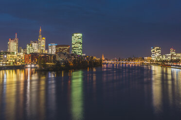 Deutschland, Frankfurt, Blick auf Westhafen und Skyline - KEBF00437