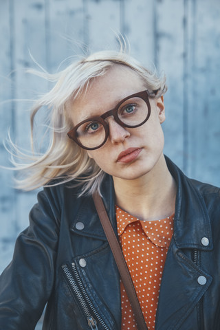 Porträt einer jungen Frau mit vom Wind zerzaustem Haar, lizenzfreies Stockfoto