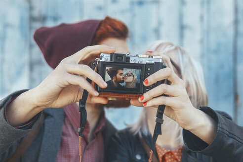 Young couple taking a selfie with vintage camera - RTBF00567