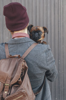 Dog looking over man's shoulder - RTBF00570