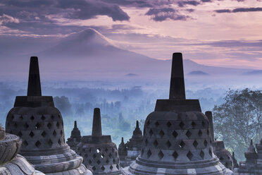 Indonesien, Zentral-Java, Magelang, Candi Borobudur und Berg Merapi - FPF00111