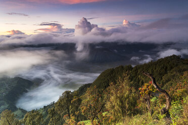 Indonesien, Ost-Java, Bromo-Tengger-Semeru-Nationalpark, Berg Bromo, Berg Semeru, Aussichtspunkt Gunung Penanjakan - FPF00117