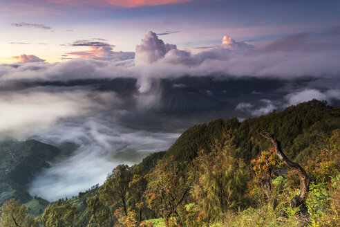 Indonesia, East Java, Bromo Tengger Semeru National Park, Mount Bromo, Mount Semeru, Gunung Penanjakan viewpoint - FPF00117