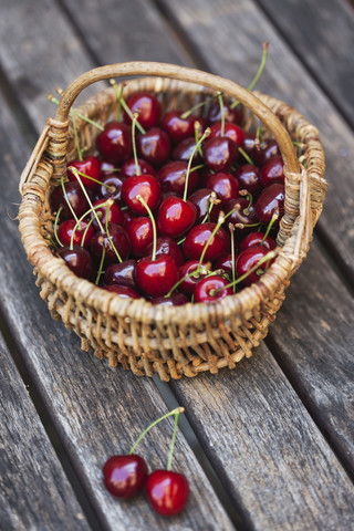 Körbchen mit Süßkirschen, lizenzfreies Stockfoto