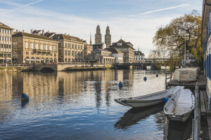 Schweiz, Zürich, Blick auf die Stadt mit der Limmat im Vordergrund - KEBF00440