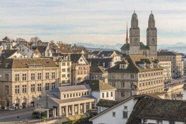 Schweiz, Zürich, Blick auf das Großmünster und die Alpen im Hintergrund - KEBF00441