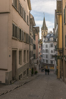 Schweiz, Zürich, Blick auf die Pfalzgasse mit der Kirche St. Peter im Hintergrund - KEBF00442