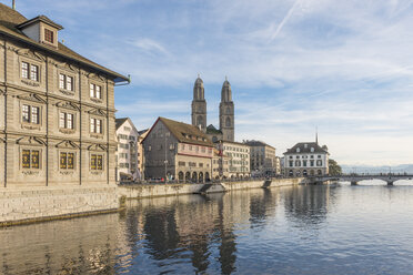 Schweiz, Zürich, Blick auf das Grossmünster mit der Limmat im Vordergrund - KEBF00443