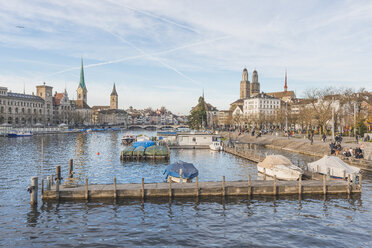 Schweiz, Zürich, Blick auf die Altstadt mit Frauenmünster, St. Peter und Grossmünster - KEBF00444