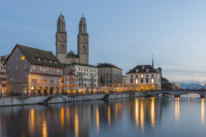 Schweiz, Zürich, Blick auf das Großmünster mit der Limmat im Vordergrund in der Abenddämmerung - KEBF00445