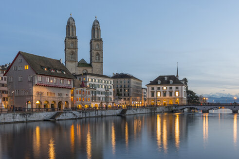 Schweiz, Zürich, Blick auf das Großmünster mit der Limmat im Vordergrund in der Abenddämmerung - KEBF00445